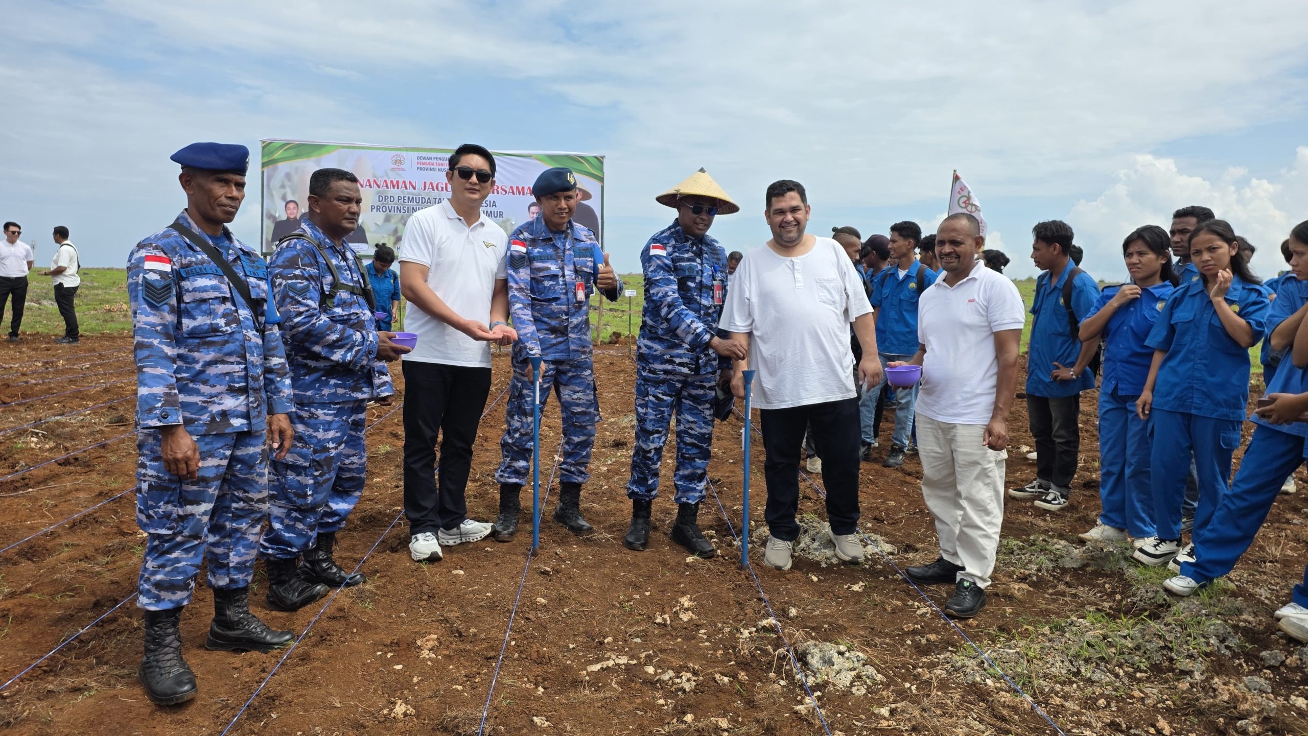 KELANA-NTT.COM/ISTIMEWA USAI MENANAM -- Para peserta foto bersama usai menanam jagung di Lanud El Tari, Kamis, 27 November 2025.