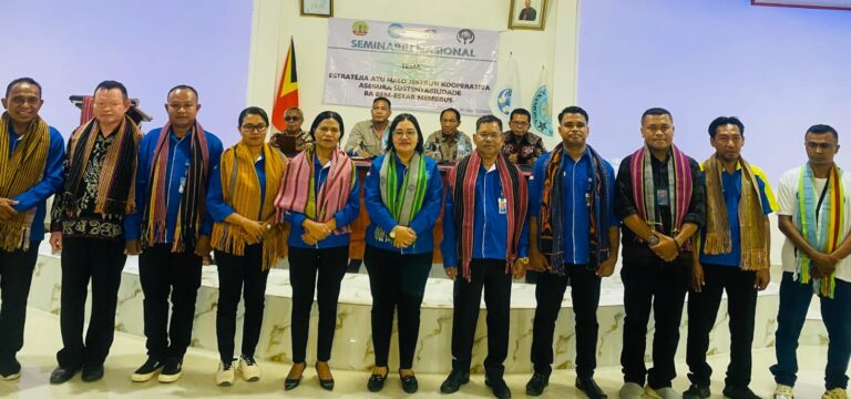 POSE BERSAMA –Pengurus dan manajemen KSP Kopdit Pintu Air pose bersama usai penyampaian materi oleh Ketua Pengurus, Yakobus Jano pada seminar nasional gerakan koperasi di Timor Leste, Sabtu, 22 November 2025