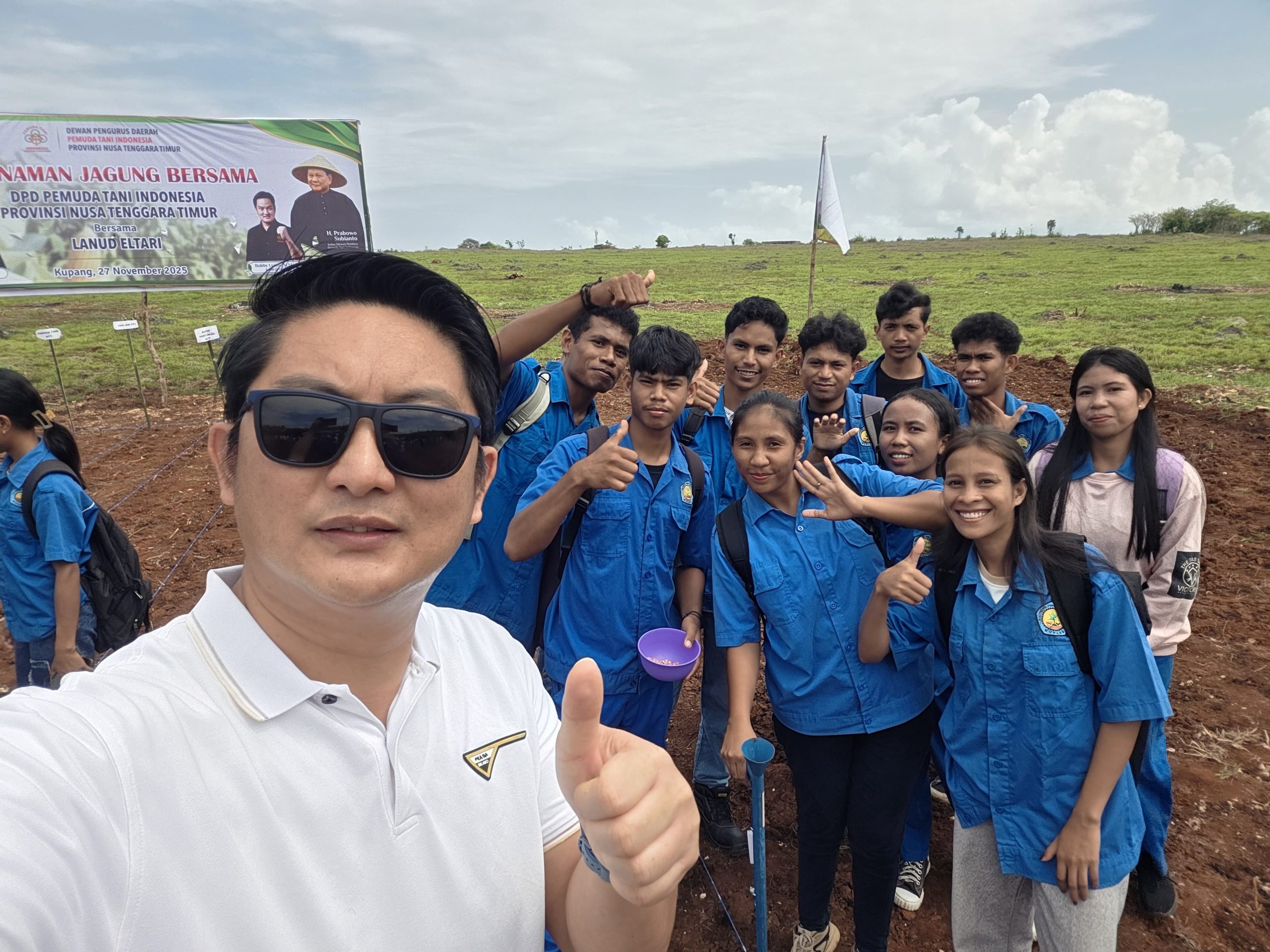 KELANA-NTT.COM/ISTIMEWABERSAMA MAHASISWA-- Ketua DPC Pemuda Petani Indonesia Manggarai Barat, Charles Angliwarman bersama mahasiswa-mahasiswi usai menanam jagung di Lanud El Tari, Kamis, 27 November 2025.