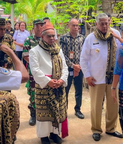 DAMPINGI USKUP -Wakil Bupati Sabu Raijua, Thobias Uly (kanan) mendampingi Uskup Agung Kupang, Mgr. Hironimus Pakaenoni dalam kunjungan kegembalaan di Sabu Raijua, Rabu, 19 November 2025
