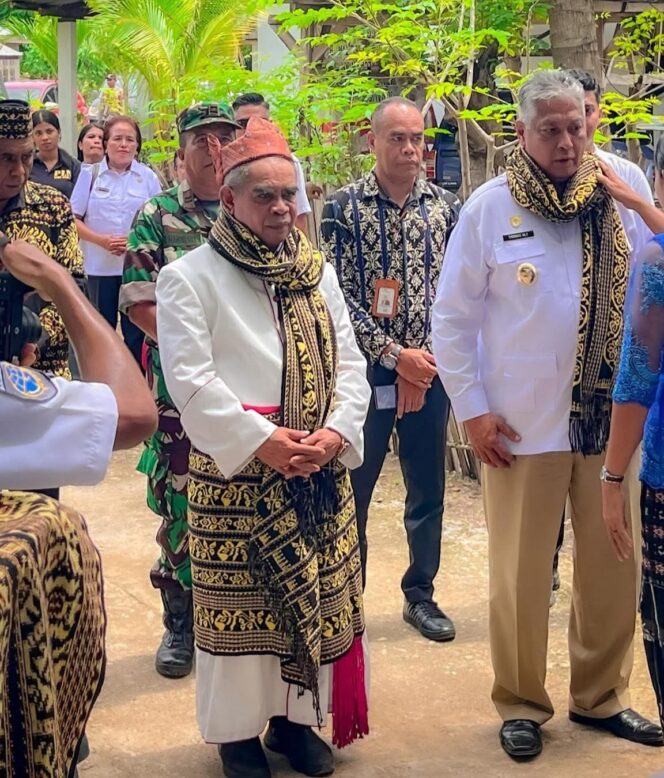 DAMPINGI USKUP -Wakil Bupati Sabu Raijua, Thobias Uly (kanan) mendampingi Uskup Agung Kupang, Mgr. Hironimus Pakaenoni dalam kunjungan kegembalaan di Sabu Raijua, Rabu, 19 November 2025