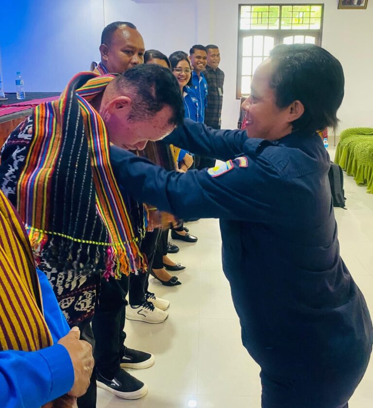 SELENDANG TILES – Sekretaris KSP Kopdit Pintu Air menerima selendang Timor Leste (Tiles) oleh salah satu pejabat koperasi