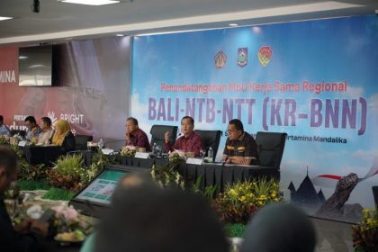 DISKUSI -- Gubernur Bali, I Wayan Koster, Gubernur NTB, Lalu Muhammad Iqbal, dan Gubernur NTT, Emanuel Melki Laka Lena, dalam diskusi kegiatan penandatanganan MoU KR-BNN. (Foto: Dok. PLN)