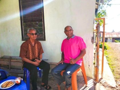 DISKUSI RINGAN -Dr. Anton Bele (kiri) dan penulis, Sabtu 28 Juni 2025.