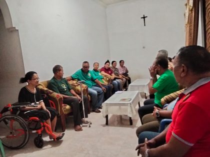 BURIN -- Sahabat Monsinyur Gabriel Manek Cabang Assisi saat mengunjungi suami istri Alfons Fahik, beberapa waktu lalu.