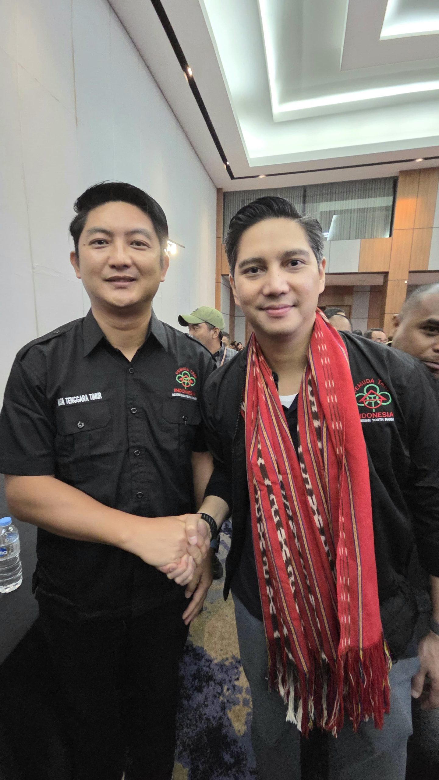 BERSAMA KETUM - Ketua DPC PTI Manggarai Barat, Charles Angliwarman pose bersama Ketua Umum PTI, Gerardus Budisatrio Djiwandono usai pelantikan Pengurus DPD dan DPC PTI NTT di Harper Hotel Kupang, Kamis, 27 November 2025.
