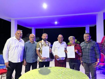 Bupati Lembata, P. Kanisius Tuaq dan manajemen PT Prime Timor bersana para pihak usai menandatangani MoU.